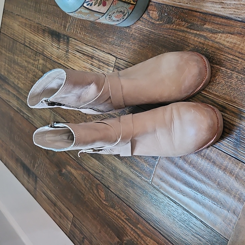 Sorel Womens Light Tan Ankle Booties with Buckle Detail. Size 8. - Picture 2 of 11